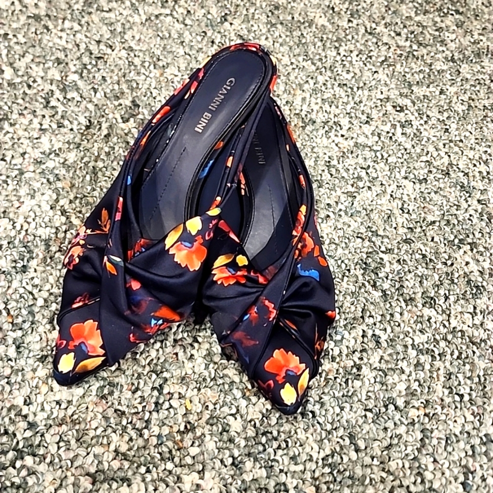 NWT GIANNI BINI $89 Navy Floral Heels – 8.5